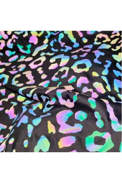 DG-CW Holographic Reflective Printed Fabric; English Letter Print; Holographic Reflective Fabric; Printed Reflective Fabric; Size: Width 1.37m; Thickness: 0.5mm; Base Fabric: 100% Polyester / Polyester-Cotton / Polyester-Spandex; Reflectivity: 330-450 cd/ 45 degree